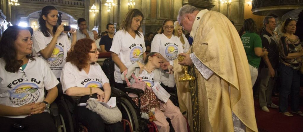 Cadeirantes recebem a comunhão das mãos do Cardeal Dom Orani