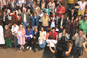 articipação dos cegos e membros da Catequese Especial, na Catedral de São Sebastião. Coral das moças cegas ao lado e intérprete de LIBRAS.