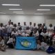 Membros Fraternistas na Assembleia Estadual do RJ realizada na Casa de Retiros, Padre Anchieta em São Conrado, Rio de Janeiro. Foto com mais de 40 pessoas e a bandeira da FCD. A maioria é cadeirante.