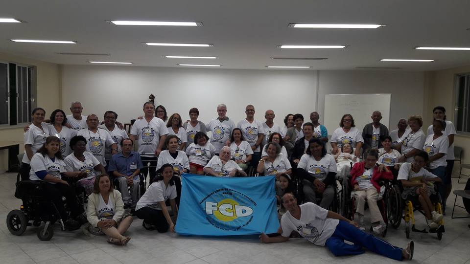 Grupo de 40 pessoas da FCD. Todos reunidos na Assembeia e a bandeira do Movimento, de cor azul