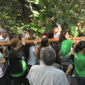 Pessoas com Deficiência carregam a Cruz, ícone da JMJ, no INES (Larajeiras).