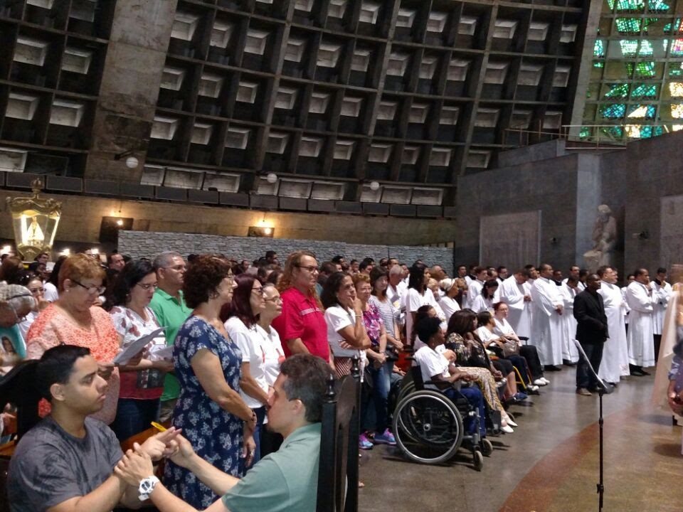 Participantes da Missa da Unidade na Catedral do Rio. Pasped presente! Surdos, cegos e cadeirantes ao lado do altar principal da Catedral de São Sebastião.