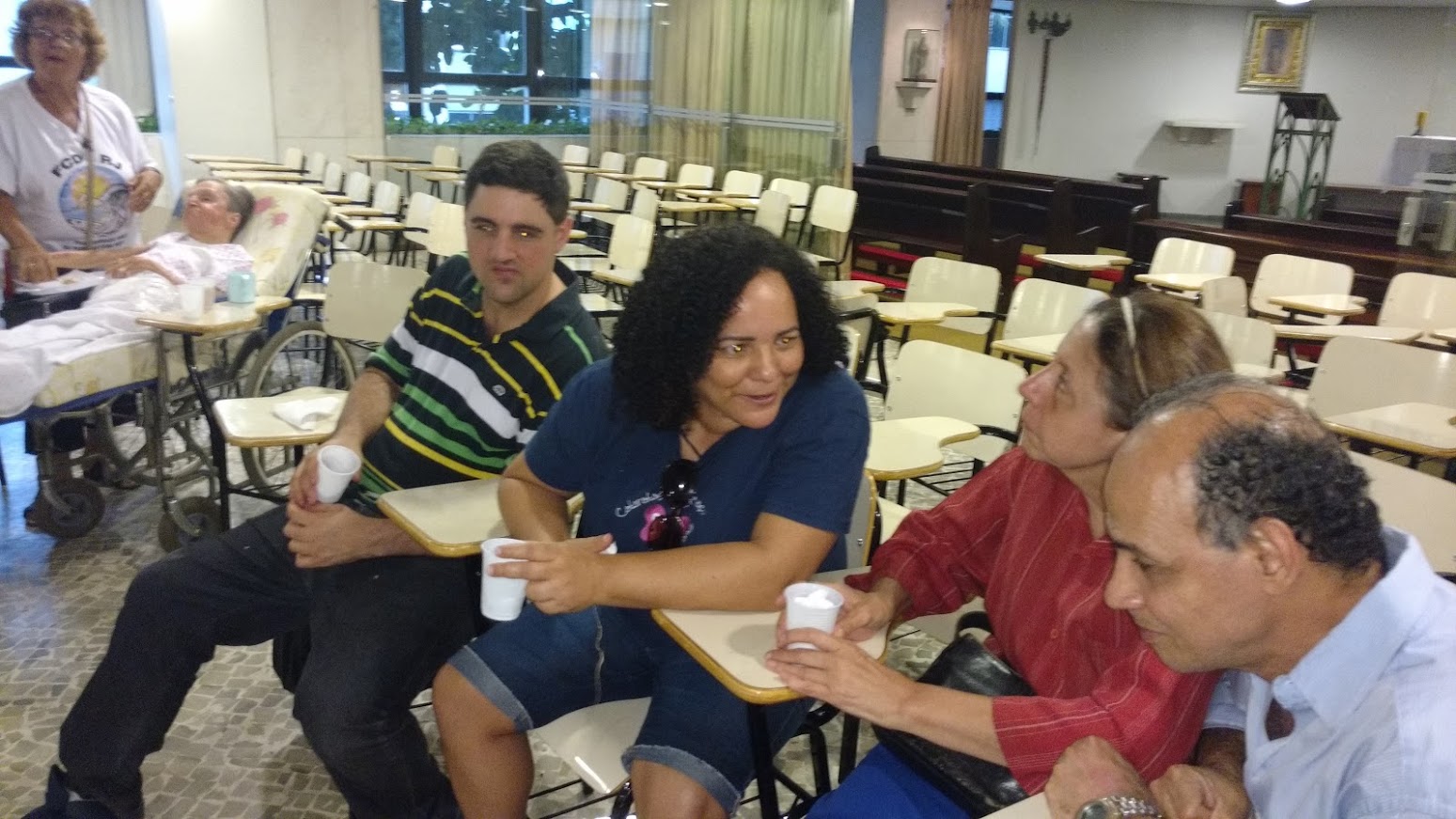 Membros da Pastoral do Cego: Leonardo, Maria Cristina, Antonia e Jorge (esses são membros da Coordenação) conversam e tomam o lanche após a Celebração do Advento.