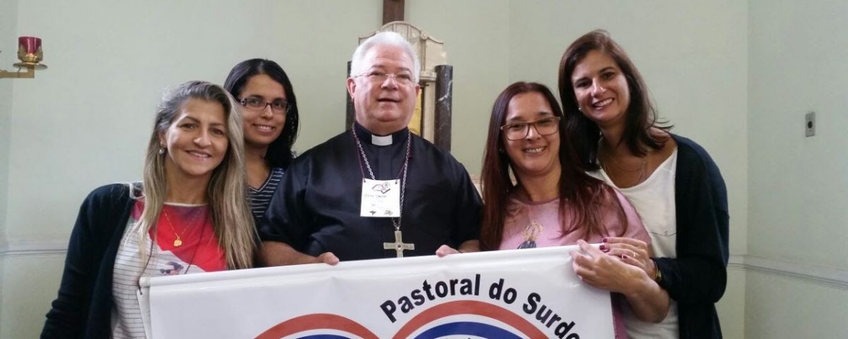 Coordenadoras do Regional Leste 1. Da esquerda para direita: Isabel de Macaé, Hilda (Rio), dom Celso (Bispo de Apucarana (PR), Paula (Rio) e Janise (Rio).