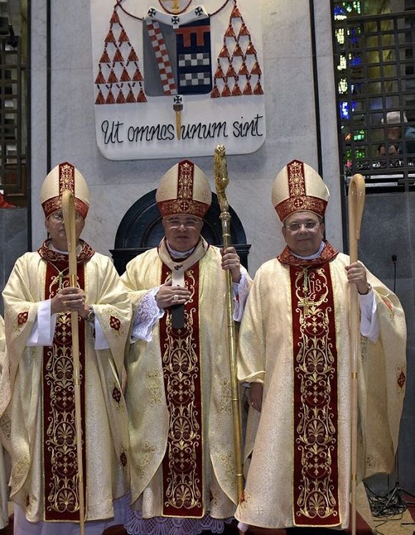 Dom Paulo, Dom Orani (Cardeal) e Dom Joel, após a Sagração Episcopal.
