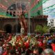 Imagem de São Sebastião saindo da Basílica dos Capuchinhos, na Tijuca. Muita gente usando roupa vermelha, cor do Santo Padroeiro. Em frente a Basílica dos Frades Capuchinhos.