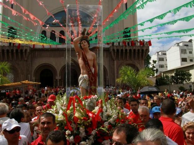 Imagem de São Sebastião saindo da Basílica dos Capuchinhos, na Tijuca. Muita gente usando roupa vermelha, cor do Santo Padroeiro. Em frente a Basílica dos Frades Capuchinhos.
