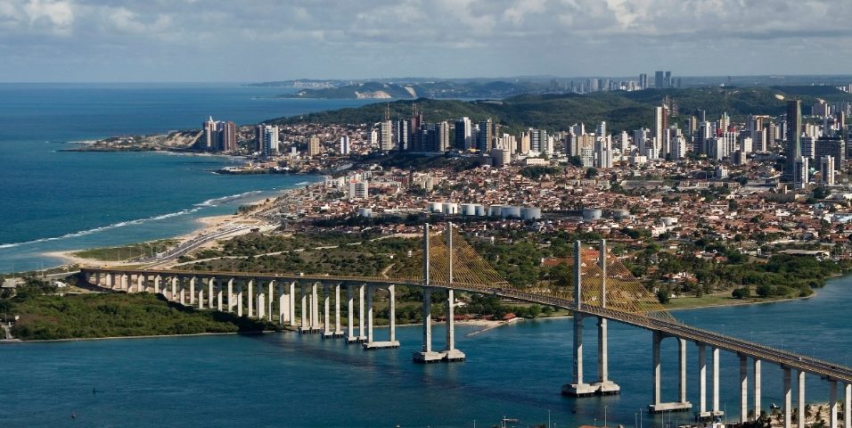Vista da Cidade de Natal com praias, grande e altos edifícios. Uma ponte que parece a Rio - Niterói, mas bem menor. A cidade e muito bonita.