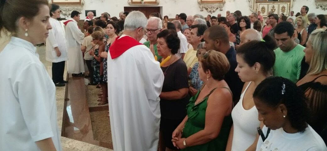 Surdos recebem a bênção da garganta na Igreja de Niterói. Ana Maria, ministra da Eucaristia na fila da bênção.