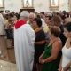 Surdos recebem a bênção da garganta na Igreja de Niterói. Ana Maria, ministra da Eucaristia na fila da bênção.