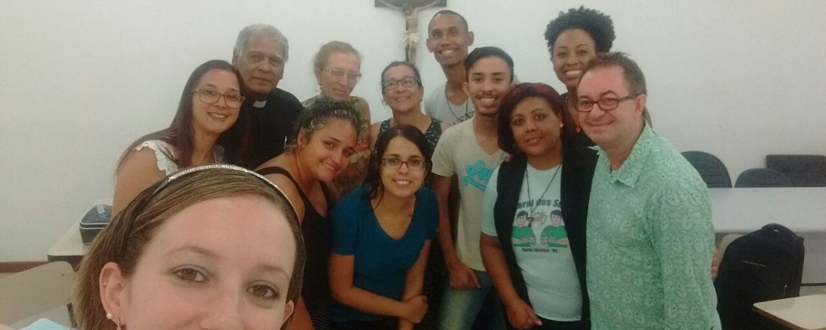 São 12 pessoas intérpretes de LIBRAS das Comunidades de Surdos do Rio e do Regional Leste 1. Estão todos em pé par uma self. Local: Mitra Arquidiocesana na Glória.