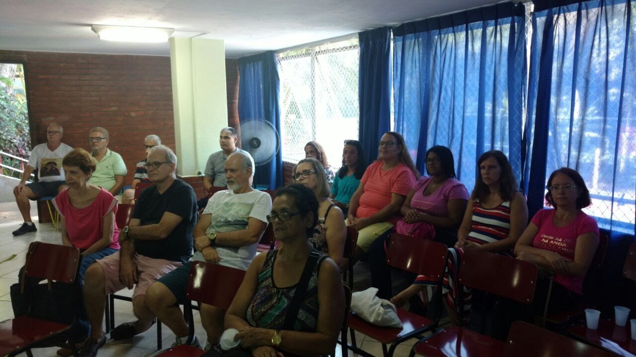Surdos sentados no salão do Instituto Nossa Senhora de Lourdes na Gávea no dia 11 de março. 