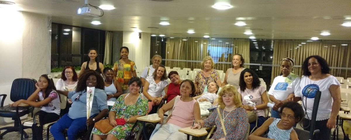 Grupo de Mulheres com deficiência todas no salão do 2º andar da Mitra no Bairro da Glória. Destaque para Antonia, Débora, Leonardo e sua namorada.