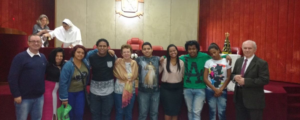 Jovens Funcionários surdos da Mitra. Presença da Iracema, Diácono Cezar Bahia, Professor Cesar Bacchim e Michele.