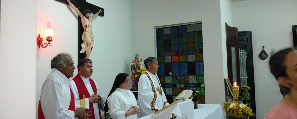 Missa e altar com Diácoo Ba, Padre Damião, Padre Li e Irmã Alberice.