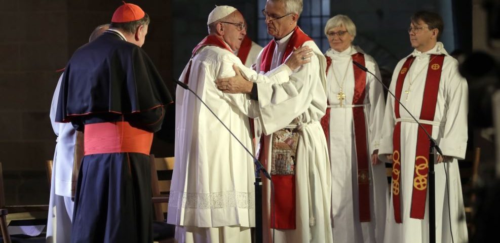papa Francisco abraça pastores protestantes em Roma.