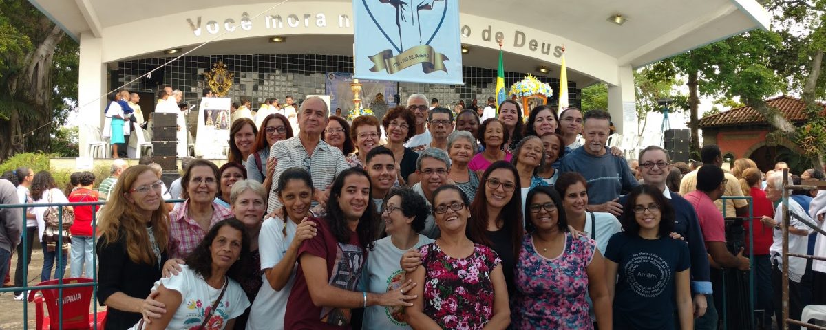 Foto com surdos do Rio de Janeiro na Missa do dia 06 de maio na Igreja da Penha.