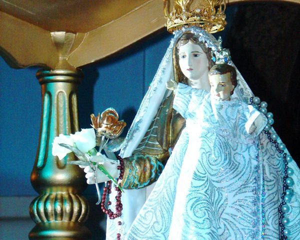 Imagem de Nossa Senhora da Penha, com um manto azul, o menino Jesus em seu colo. Ele usa um manto branco e azul.