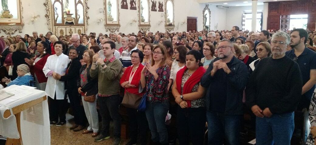 Grupos d esuros participando da Missa na Igreja de Niterói no dia dos Apóstolos Pedro e Paulo.