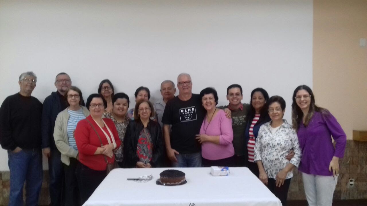 Um bolo e muitos surdos perto do aniversariante Geraldo, surdo e casado com a Ana Maria, coordenadora da Pastoral de Surdos de Niterói. 