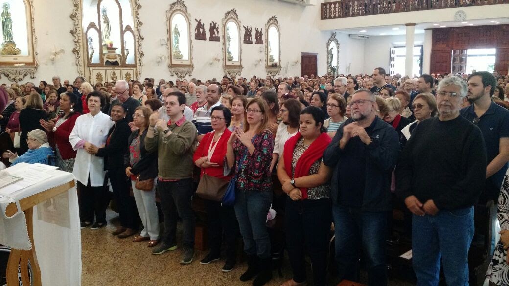 Mais de 30 surdos em pé dentro da Igreja, participando da Missa na Igreja de Niterói. Domingo, dia 06 de agosto na Missa das 11 h. 