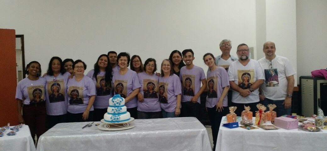 Surdos de Niterói em frente o bolo. dia 06 de agosto comemorando os 16 anos de fundação da Comunidade.