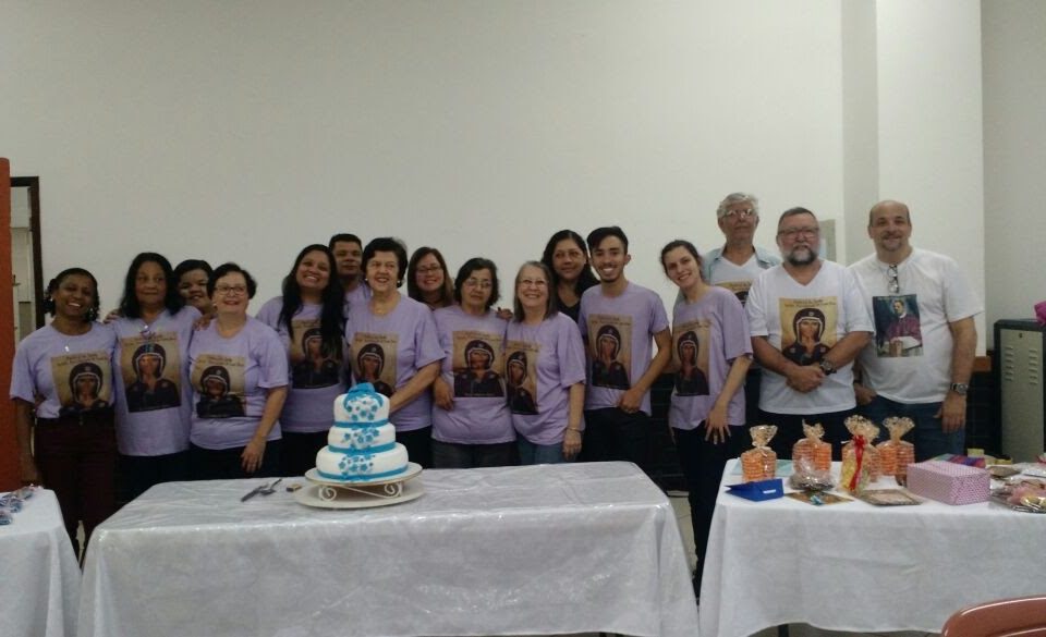 Surdos de Niterói em frente o bolo. dia 06 de agosto comemorando os 16 anos de fundação da Comunidade.