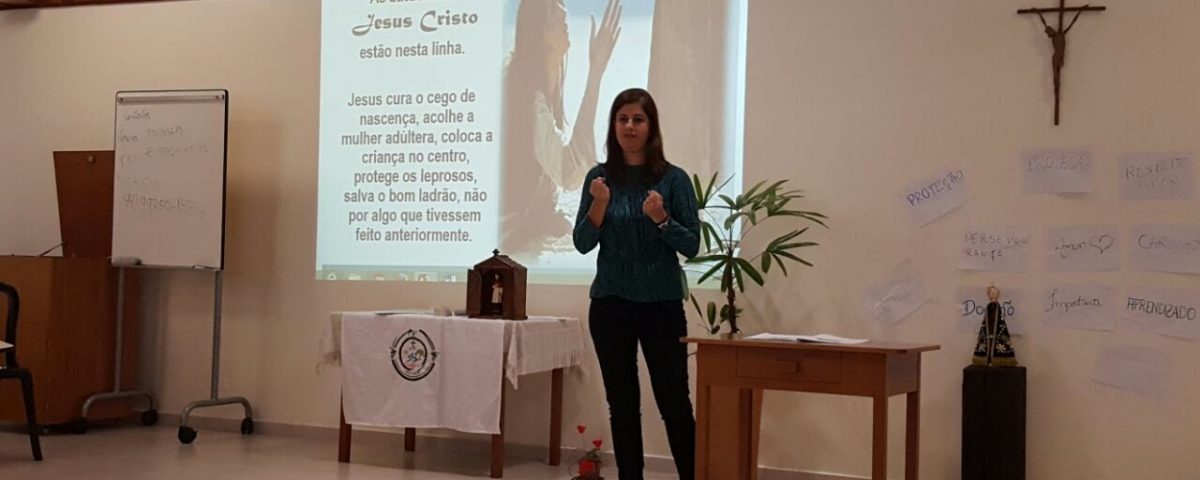 Janise Duque Estrada, da Comunidade de Jacarepaguá no Rio de Janeiro apresenta palestra no Encontro de Catequese no Paraná.