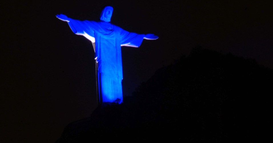 Cristo Redentor iluminado com a cor azul pelo Dia Nacional do Surdo, 26/09.