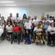 Cerca de 40 pessoas cadeirantes e andantes participaram do 2º Encontro Estadual de Formação nos dias 13 a 15 e outubro em São Conrardo. Estão todos num grande salão posicionados para a foto.