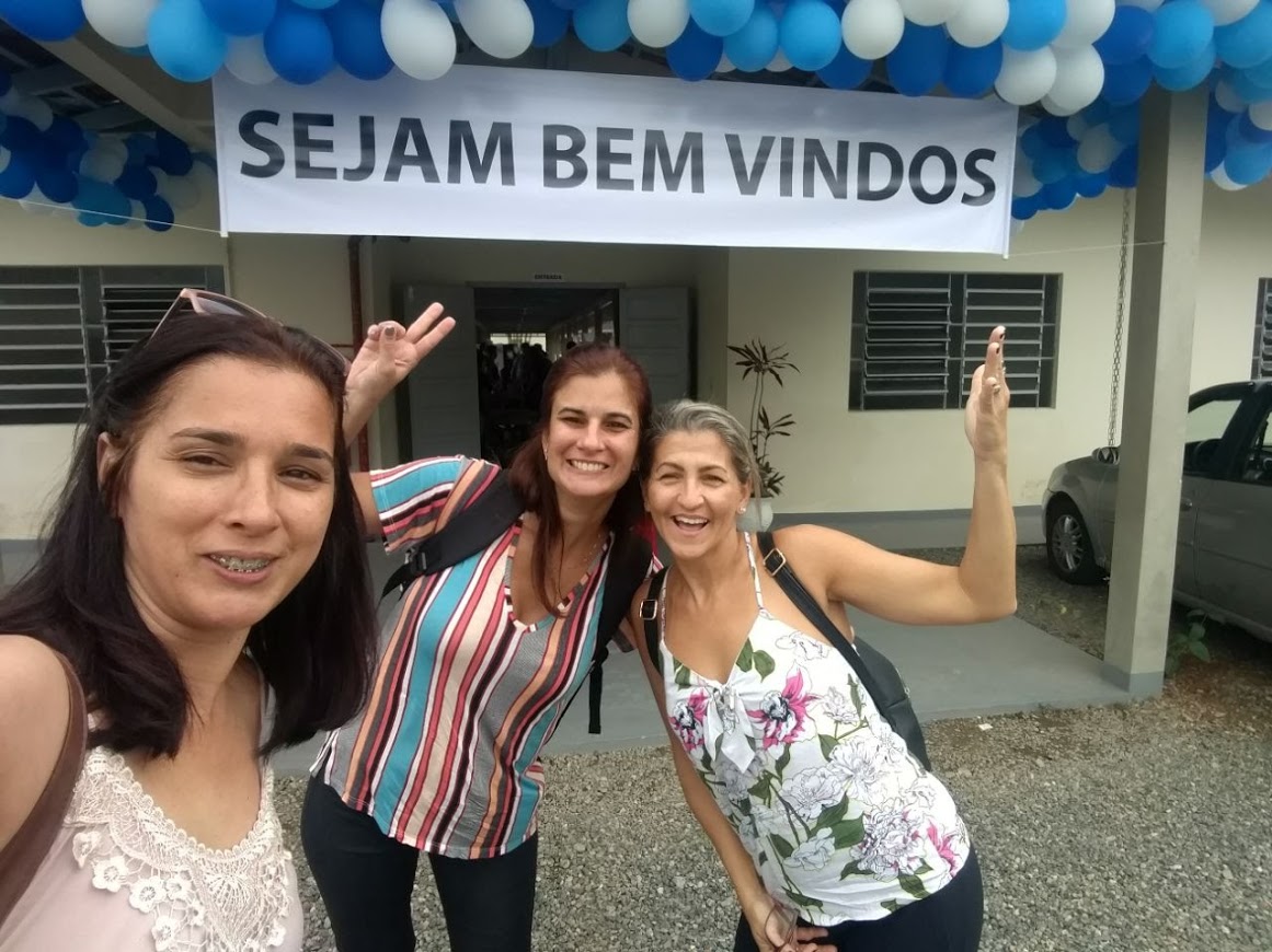 Paula, Janise e Isabel me frente à Casa de Formação da Paróquia de Nossa Senhora Medianeira, Diocese de Joinville (SC)