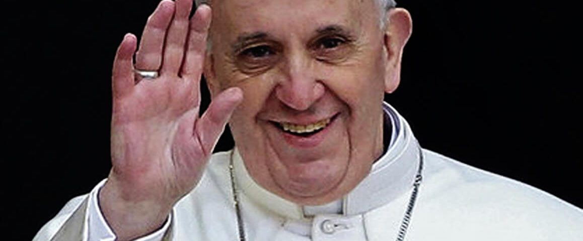 Foto do Papa Francisco acenando com as mãos e um bonito sorriso. Usa batina branca, solideu na cabeça e anel .