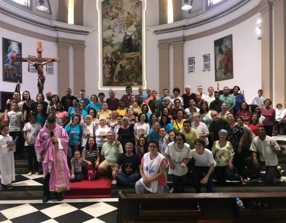 Foto das Comunidades de surdos com os intérpretes no dia 11 de março de 2018, na Igreja São Francisco Xavier - Tijuca. Mais de 50 pessoas em pé em frente ao altar principal.