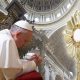 Papa Francisco de joelhos diante do ostensório. Um objeto de metal, em forma de sol com raios. Dentro há um Círculo em que se coloca a hóstia consagrada.