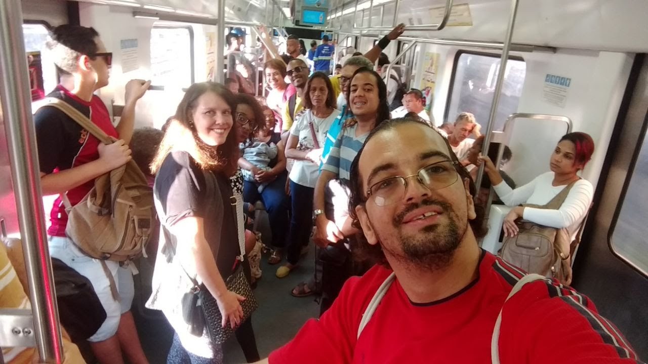 Surdos da Comunidade do Méier, bem cedo no domingo dentro do trem em direção à Nova Iguaçu. 