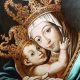 Imagem de Nossa Senhora da Penha com o menino Jesus no colo. Ambos estão coroados com lindas coroas dourada. A mão do menino Jesus toca no rosto de Nossa Senhora